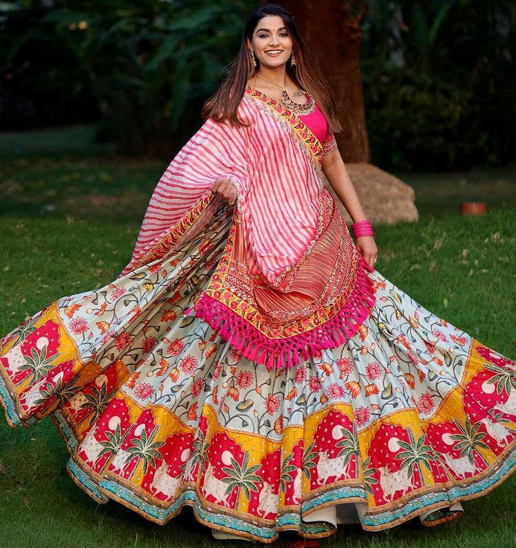 PresentingDesignerPrintedLehengaCholiWithHeavyButterSilk_3_3ed93241-5f40-46a5-9530-d7cd4c6e6aa4.jpg
