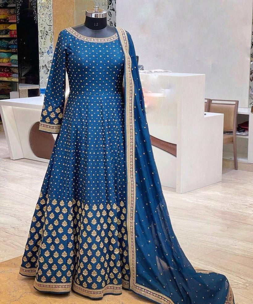 Presenting_Designer_Embroidered_Wedding_Gown_6a1b47e5-c3c3-4c3f-a90a-db519a96019f.jpg