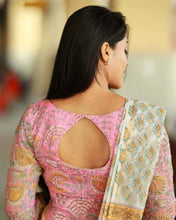 Blooming flowers of beauty in this one floral kurti set