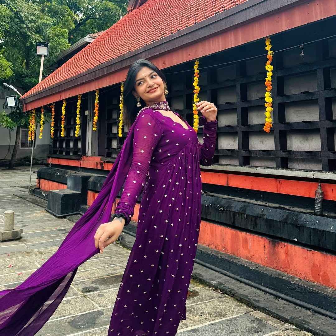 Viscose Georgette With Golden Butti