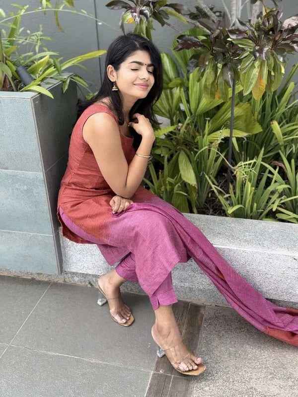 Lady In Pink This jute silk woven salwar suit