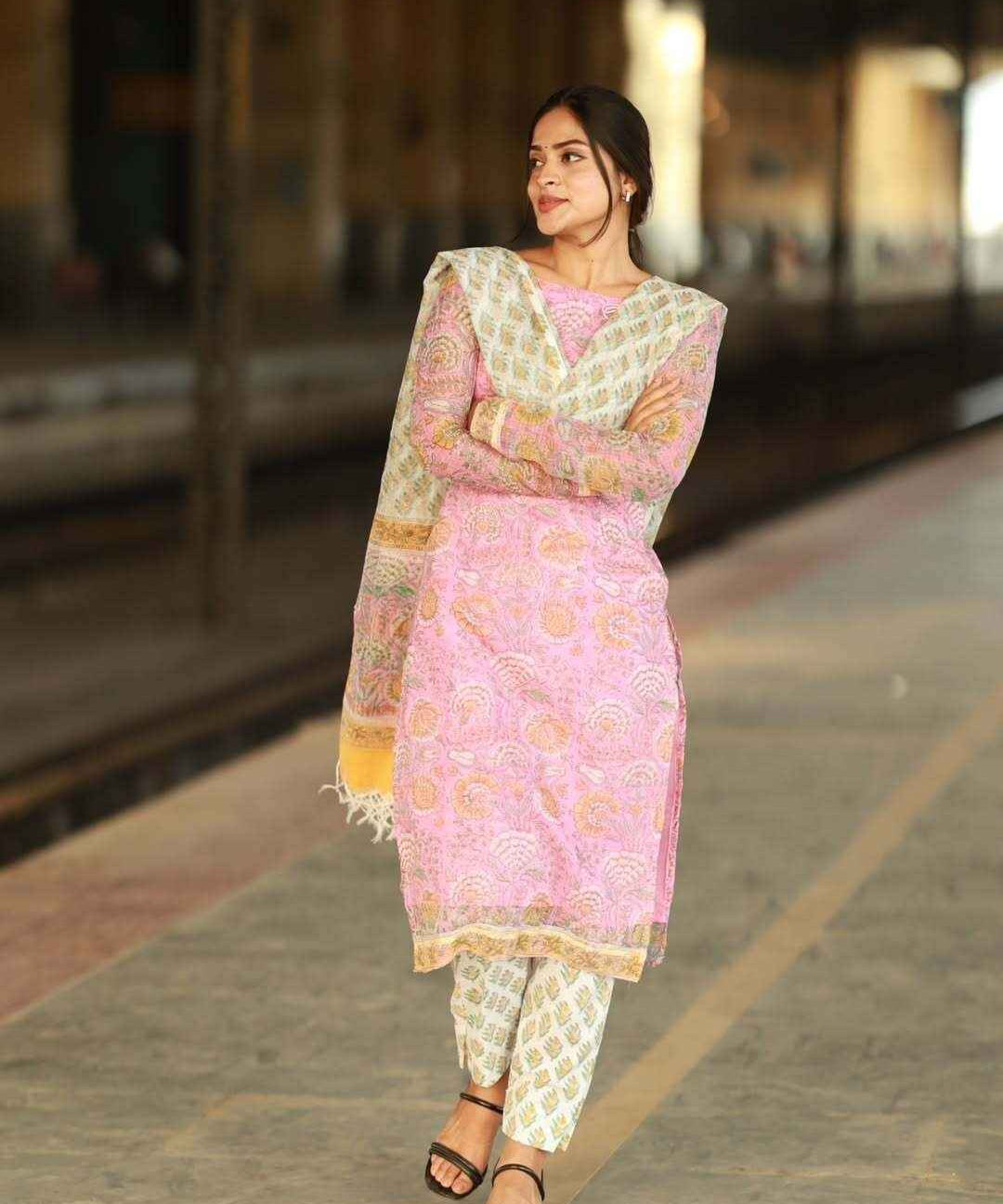 Blooming flowers of beauty in this one floral kurti set