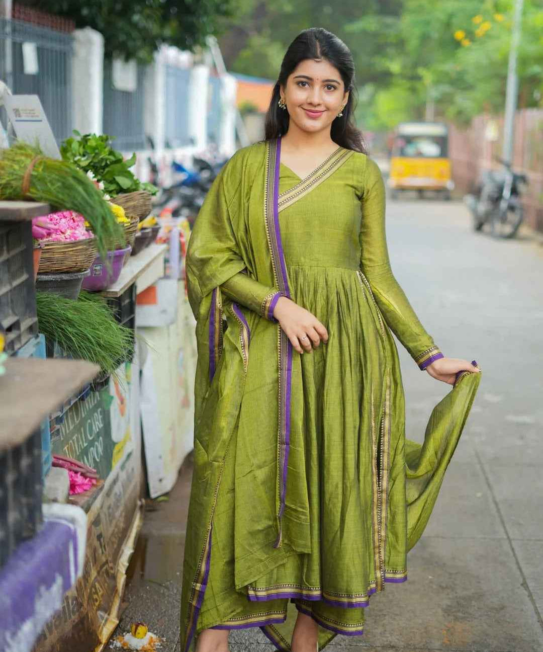 Handloom Top Paired With Handloom Dupatta And Pants