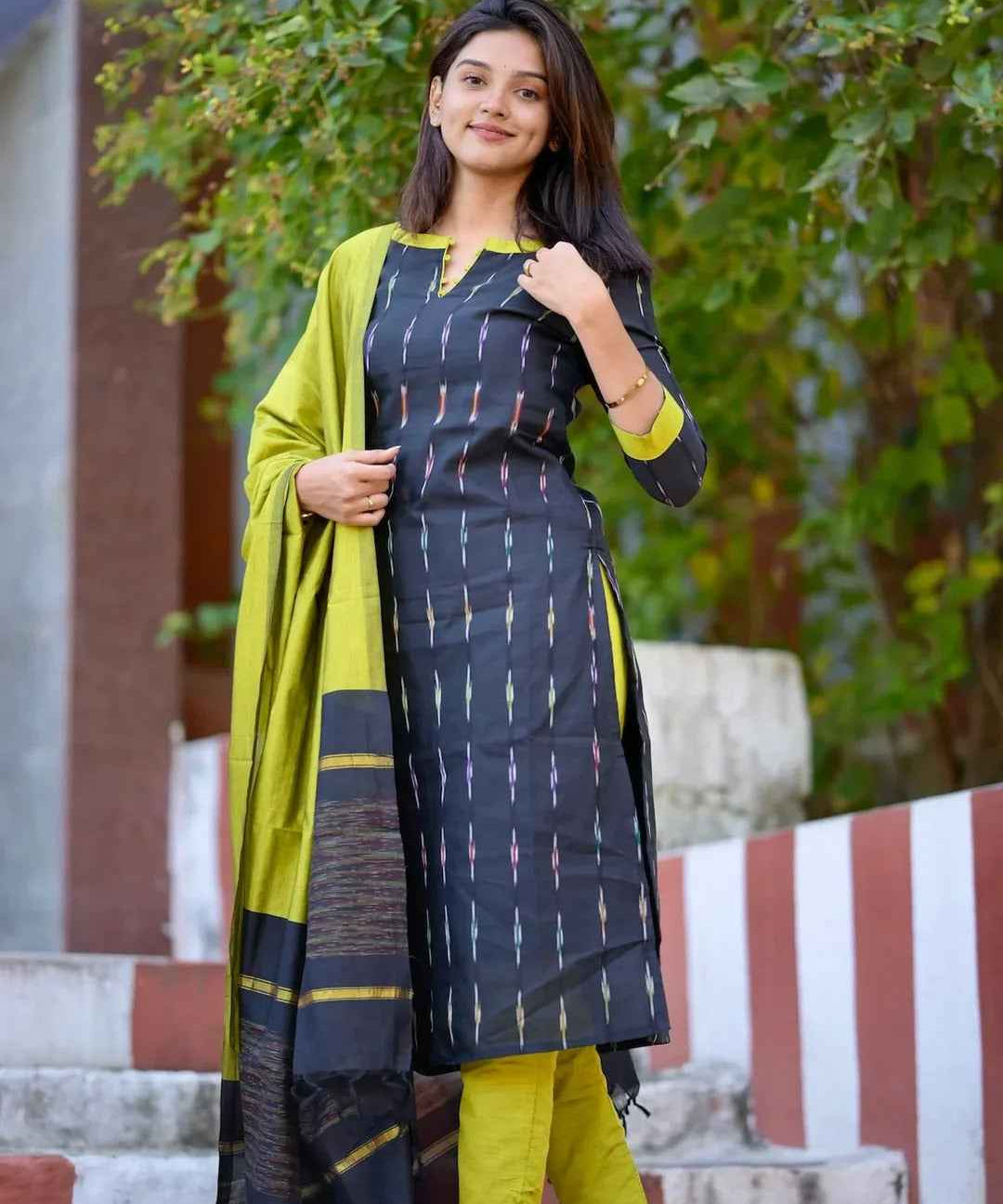 Akshita Black
