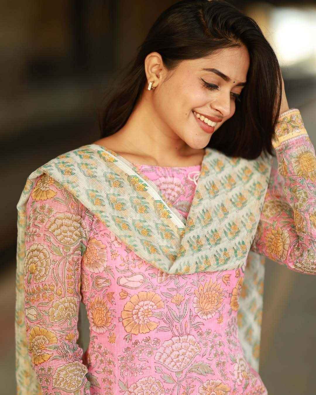 Blooming flowers of beauty in this one floral kurti set